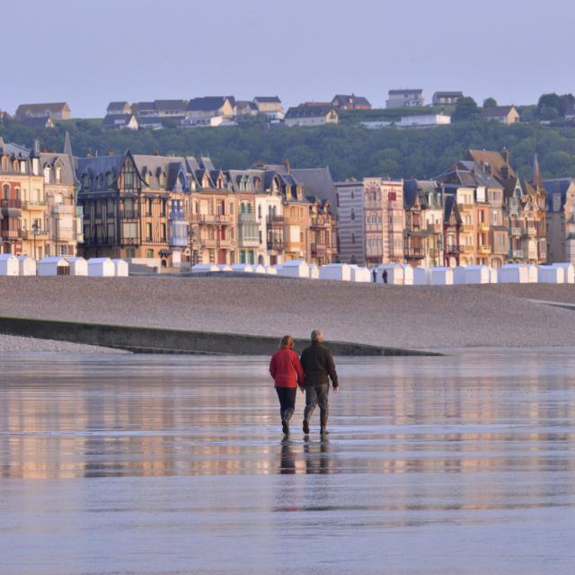 Mers Les Bains_Couple marchant sur la plage © Crt Hauts de France _ Nicolas Bryant