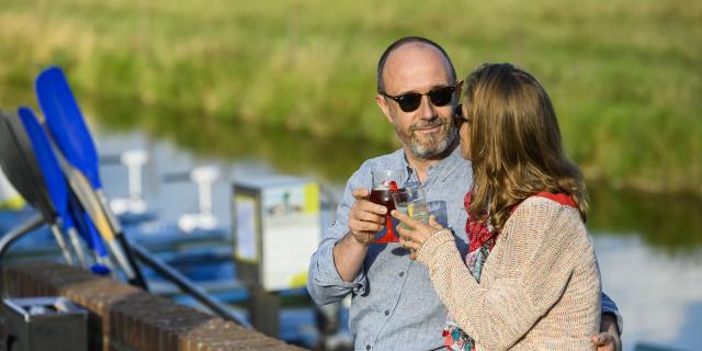 Couple trinquant au bord de l'eauCRTC Hauts-de-France – Vincent Colin