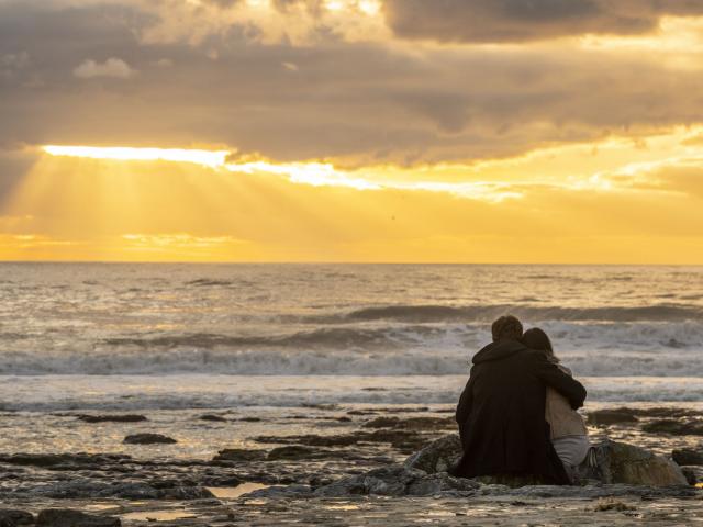 Ambleteuse_ couple d'amoureux face au coucher de soleil sur la côte d'Opale ©CRTC Hauts-de-France - Stephane Bouilland