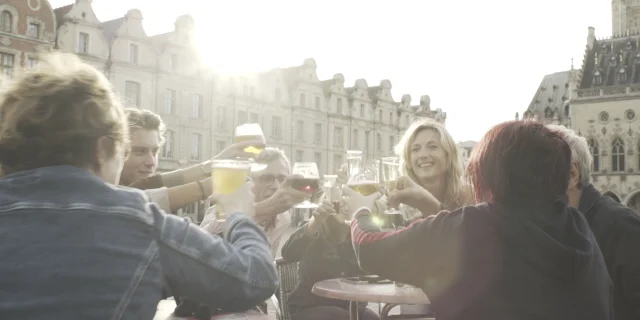 Arras Grand Place Famille Amis Trinquant Avec De La Biere ©CRTC Hauts-de-France – Bastien Pradeau