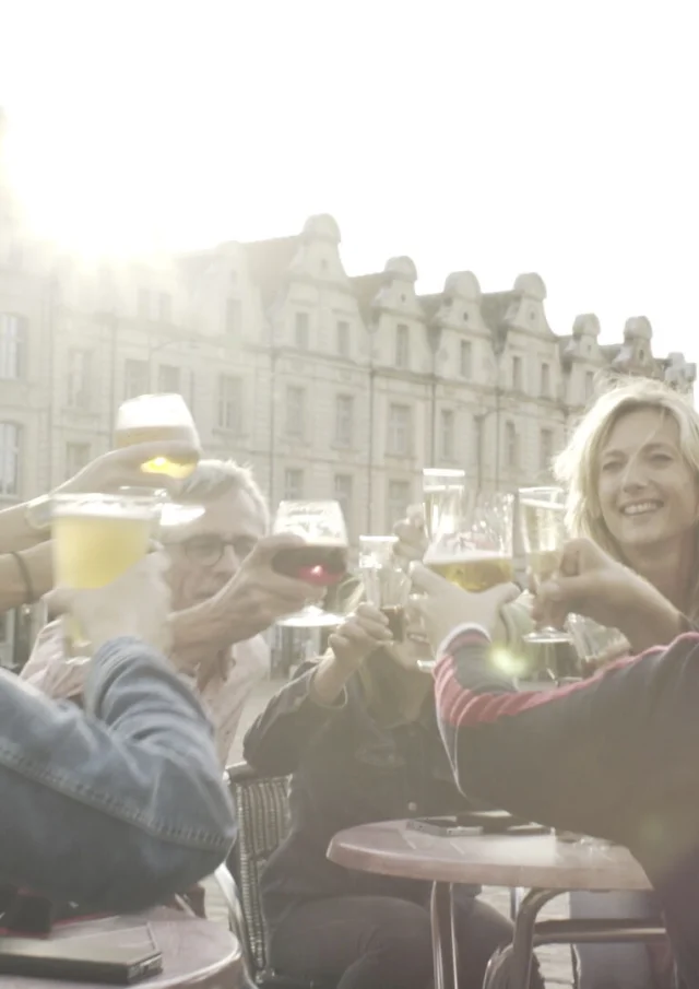 Arras Grand Place Famille Amis Trinquant Avec De La Biere ©CRTC Hauts-de-France – Bastien Pradeau