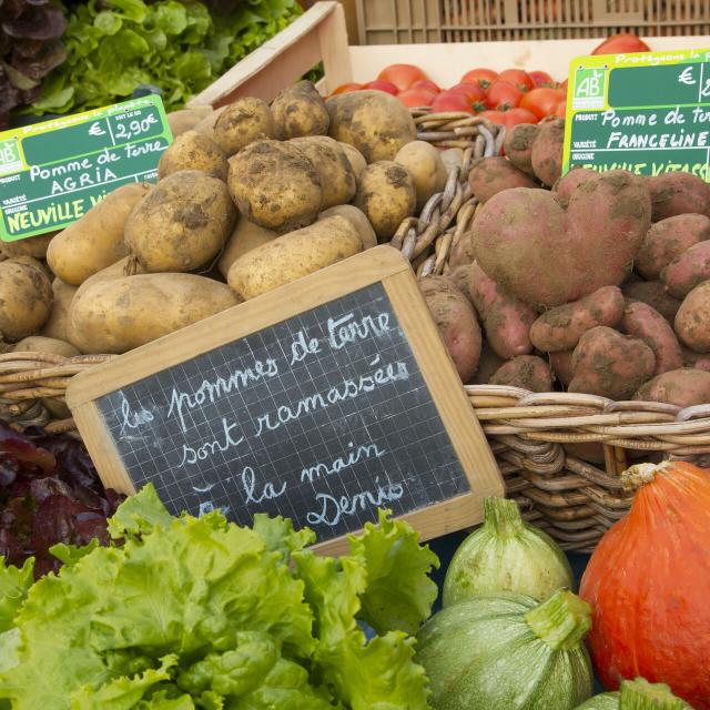 denis delannoy, producteur bio, marché, place des héros, arras© CRTC Hauts-de-France – Anne Sophie Flament