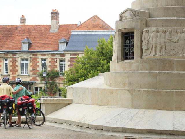 Noyon-Cyclotouristes devant le monument aux morts ©CRTC Hauts-de-France-AS Flament