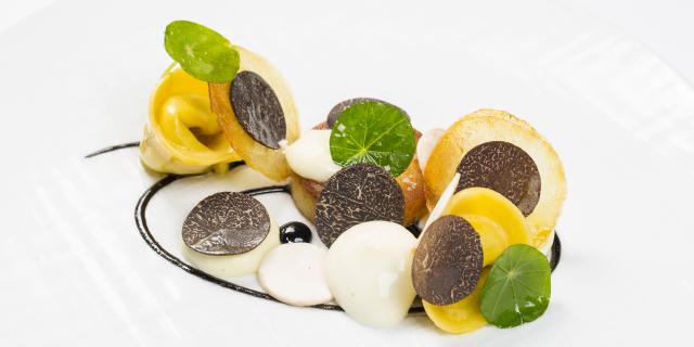 ravioles-de-rattes-du-touquet-pommes-chips-miroirs-reduction-au-vin-jaune-truffe-melanosporum-du-perigord.jpg