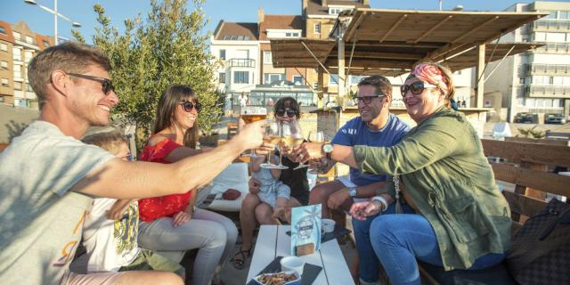 Nordfrankreich, Dunkerque, Apéritif entre amis en terrasse