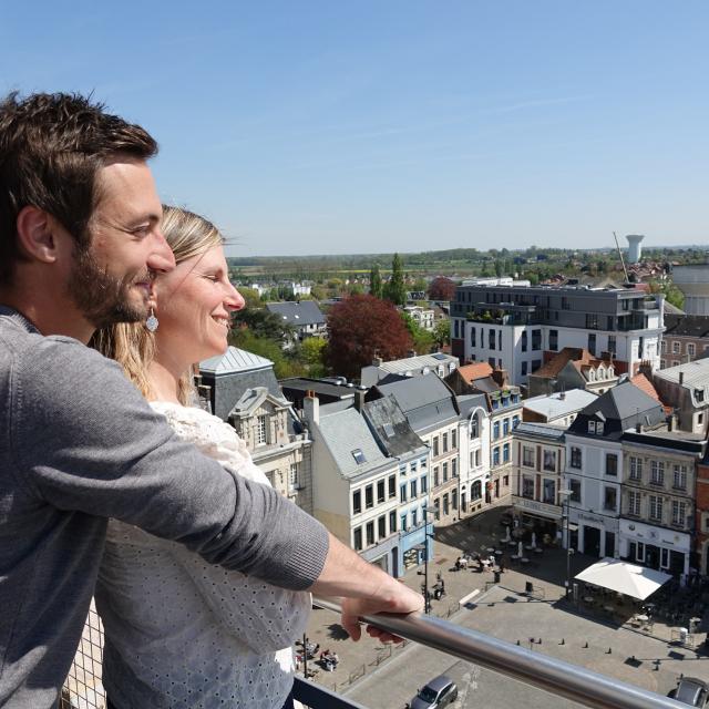 Béthune - couple au sommet du beffroi de Béthune ©OT Bethune Bruay 2