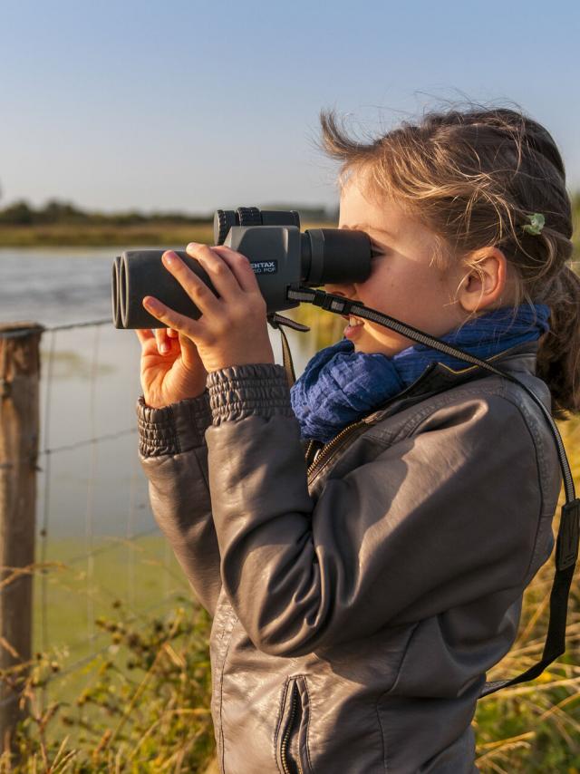 Enfants qui observent les oiseaux avec une paire de jumelles au marais du Crotoy - Baie de Somme - Credit CRT HDF Stephane Bouilland