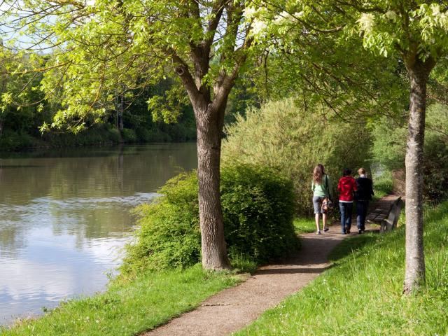 Eragny_sur_Oise_Promeneurs_Sur_Les_Berges_De_L'Oise © VNF_Philéas_Fotos_Jean_Yves_Lacote