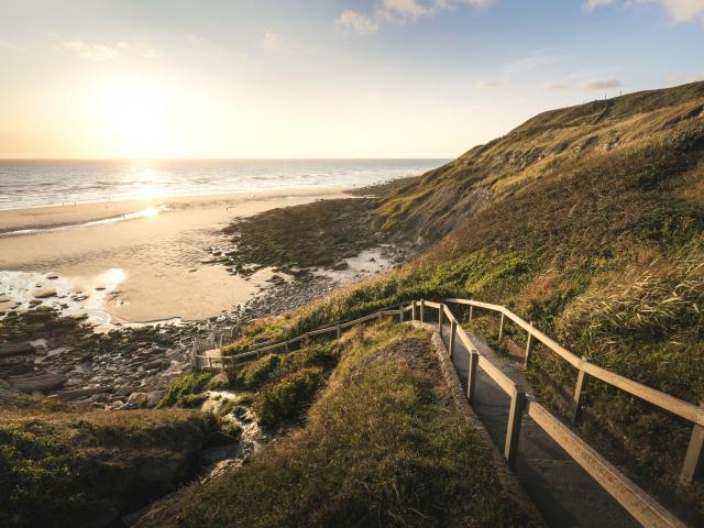 Northern France _ Équihen Plage _ Path going down the beach © CRTC Hauts-de-France _ Fabien Coisy