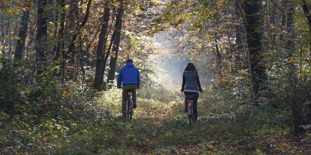 Northern France _ Compiègne _ Compiègne Forest _ A couple biking © CRTC Hauts-de-France _ Nicolas Bryant