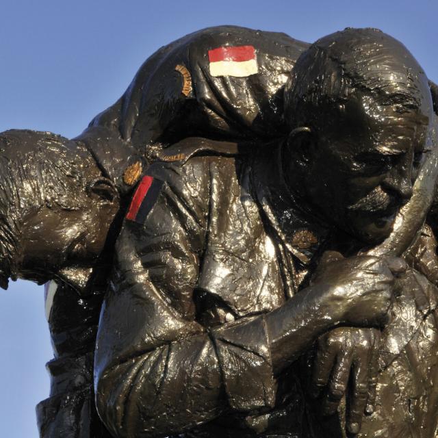 Northern France _ Australian Memorial Park of Fromelles _ Statues of two soldiers © CRT Hauts-de-France - Xavier Alphand