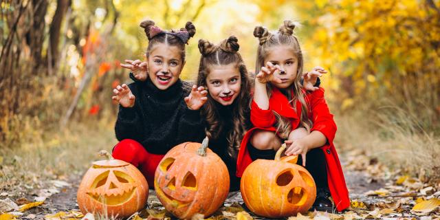 Vacances de Toussaint Citrouilles sculptées et enfants costumés pour Halloween © Senivpetro - Freepik