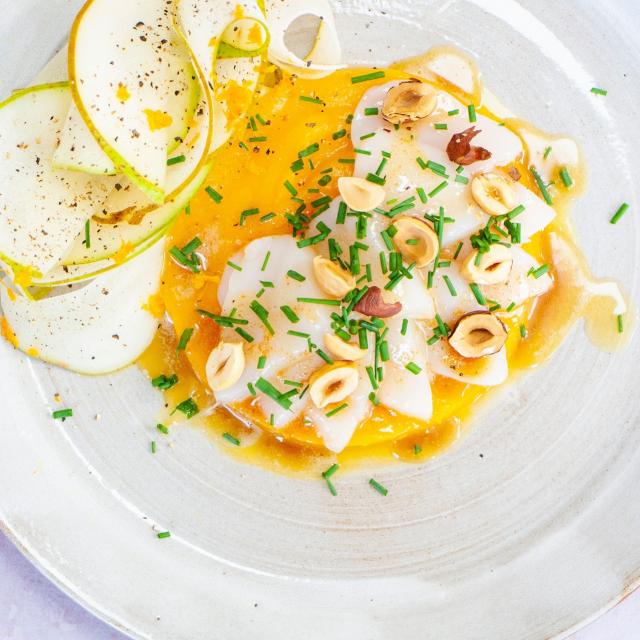 Le Carpaccio De Noix De Saint Jacques De Boulogne, Purée De Courge, Poire Citronnée Et Beurre Noisette Aux Agrumes ©Sublimeurs