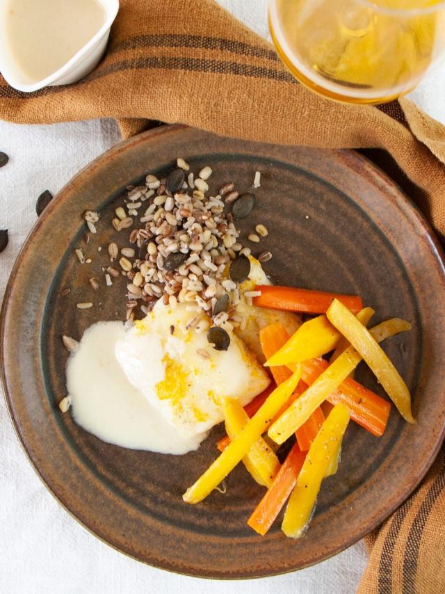 Pavé De Cabillaud Aux Agrumes, Carottes Glacées à La Bière Blanche Et Céréales Croustillantes Et Sauce Crémeuse Aux Saveurs Houblonnées©Sublimeurs