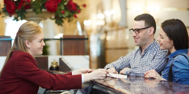 Hotel staff talking to just arrived couple of travelers © Pressfoto - Freepik