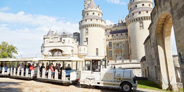 Pierrefonds _Le Château et le petit train touristique © Resonance films - Guillaume Chacun