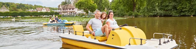 Pierrefonds - Pédalo en famille sur le lac © Resonance films - Guillaume Chacun