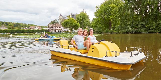 Pierrefonds - Pédalo en famille sur le lac © Resonance films - Guillaume Chacun