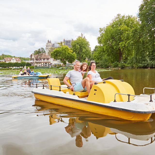 Pierrefonds - Pédalo en famille sur le lac © Resonance films - Guillaume Chacun