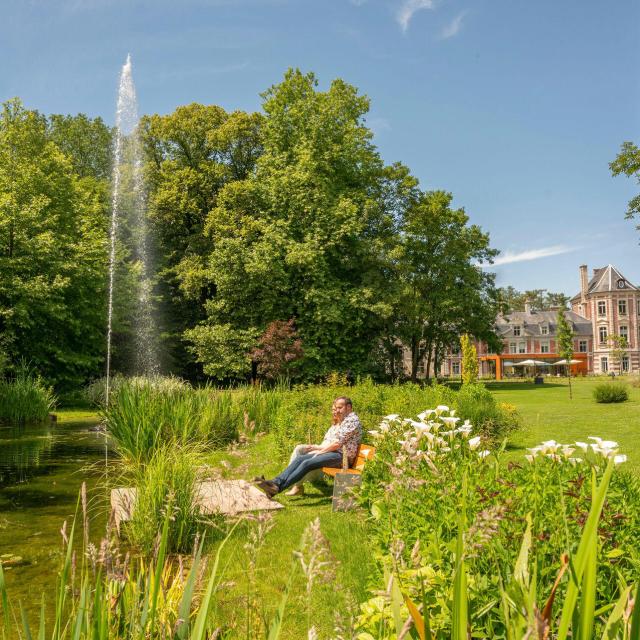 Busnes Le Château De Beaulieu Couple Au Jardin 05 Hauts De France Tourisme Xavier Renoux