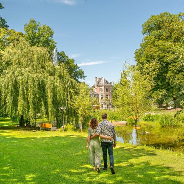 Busnes-le-chateau-de-Beaulieu-couple-au-jardin-06-Hauts-de-France-Tourisme-Xavier-Renoux.jpg