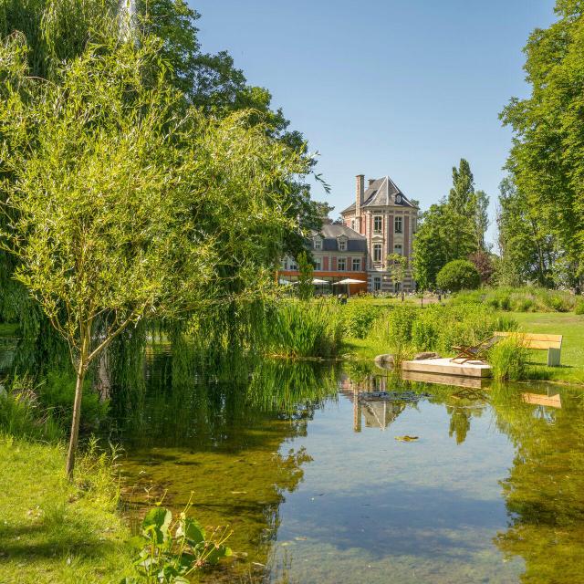 Busnes-le-chateau-de-Beaulieu-petit-plan-deau-au-jardin-Hauts-de-France-Tourisme-Xavier-Renoux.jpg