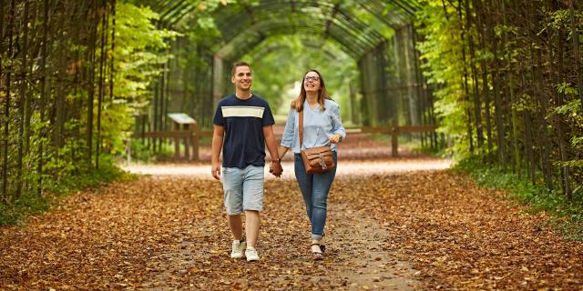 Compiègne balade en amoureux dans le parc du château sous le Berceau de l'Impératrice © Résonances film - Guillaume Chacun