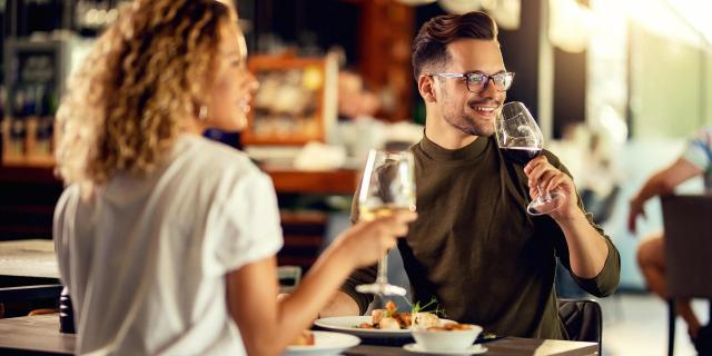 Heureux Couple Buvant Du Vin Tout Dejeunant Dans Restaurant © Drazen Zigic Freepik