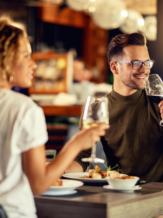 Heureux Couple Buvant Du Vin Tout Dejeunant Dans Restaurant © Drazen Zigic Freepik