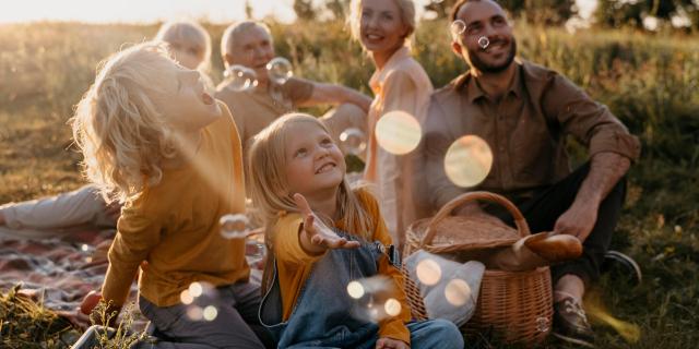 Famille en extérieur © Freepik