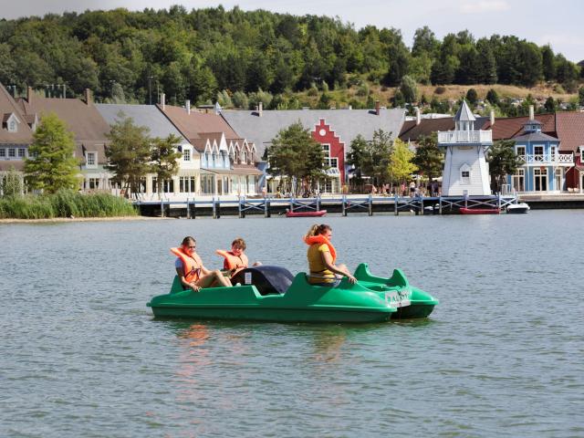 Aisne_Chamouille_Center Parcs_Le Lac d'Ailette_Balade en pédalo sur le lac © Ton Hurks