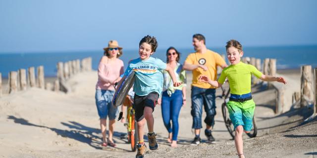 Côte du nord de la France_Famille courant sur la plage © Pierre Volot CUD