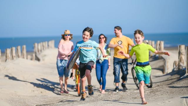 Côte du nord de la France_Famille courant sur la plage © Pierre Volot CUD