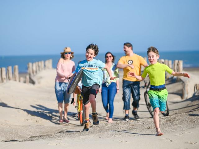 Côte du nord de la France_Famille courant sur la plage © Pierre Volot CUD