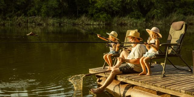 Pêche en famille au bord de l'eau crédit @master1305