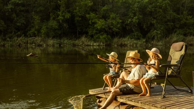 Pêche en famille au bord de l'eau crédit @master1305