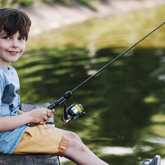 Garcon Pêche Lac credit Freepik