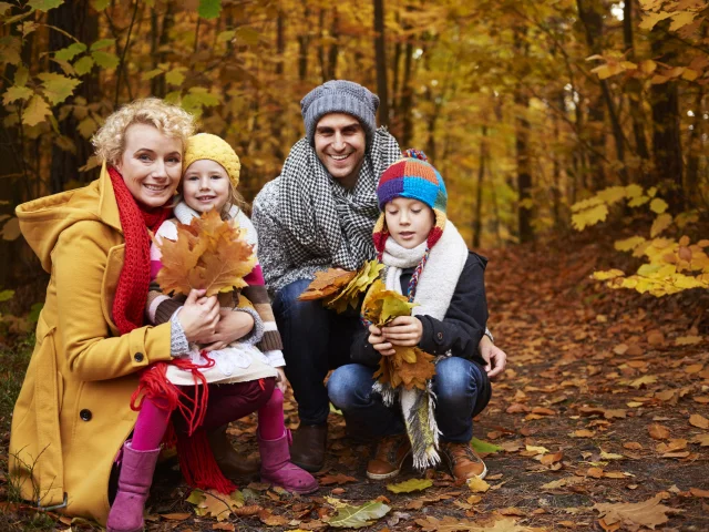 Famille en forêt à l'automne credit-gpointstudio-Freepik