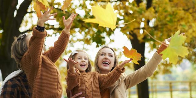 Famille jouant avec les feuilles d'automne credit-gpointstudio-Freepik