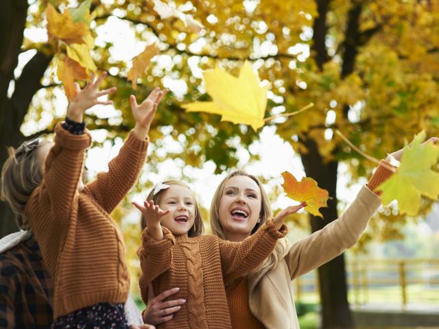 Famille jouant avec les feuilles d'automne credit-gpointstudio-Freepik