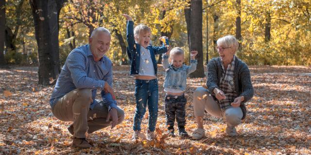 Grands parents et petits enfants en forêt en automne