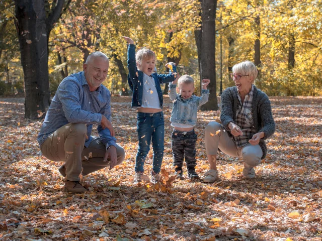 Grands parents et petits enfants en forêt en automne