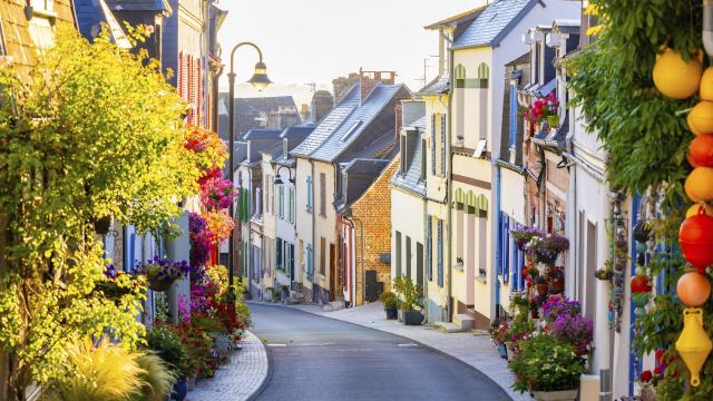 Saint-Valery-Sur-Somme_ Rue Du Courgain Fleurie_ © CRTC Hauts-de-France - Loic Lagarde