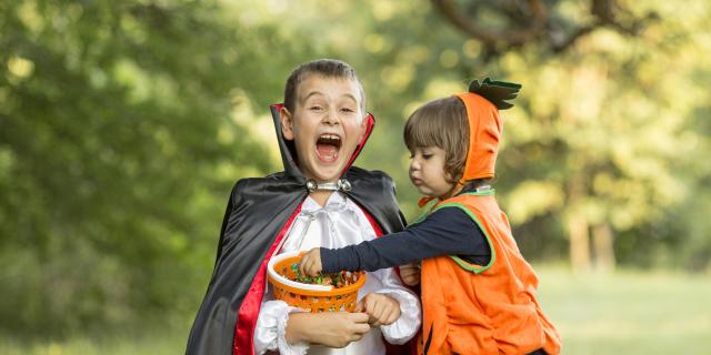 enfants en -costume-halloween-citrouille-dracula trois-enfants--posant-citrouilles--halloween- credit Freepik.jpg