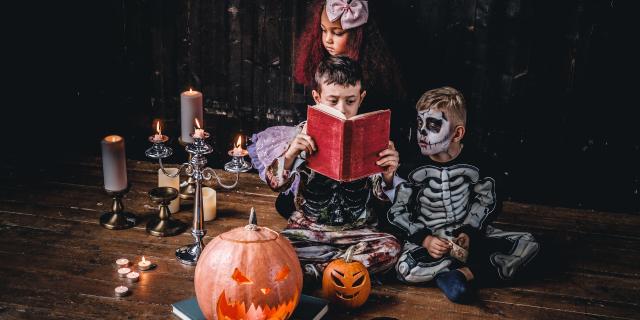 groupe-enfants-costumes-effrayants-lisant-histoires-horreur-halloween-credit fxquadro  Freepik