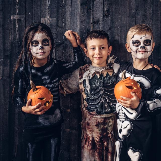 trois-enfants--posant-citrouilles--halloween- fxquadro  Freepik