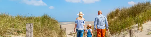 Merlimont Famille Descendant Le Chemin Dacces A La Plage 02