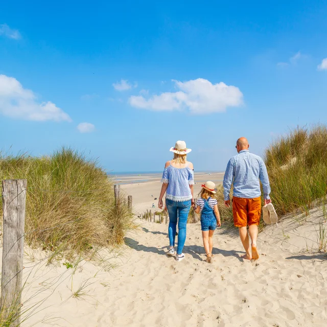 Merlimont Famille Descendant Le Chemin Dacces A La Plage 02