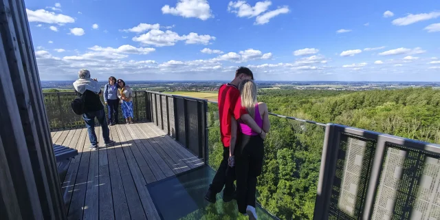 Parc Départemental d'Olhain (Pas-de-Calais, 62). La plateforme du Belvédère du Parc d’Olhain culmine à 210m d'altitude et la plus haute plateforme se situe à 30 mètres au dessus de la plaine de jeu